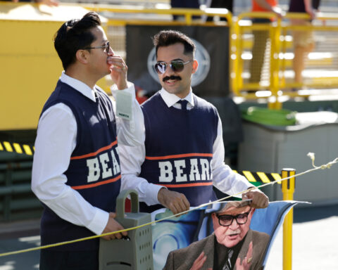 Bears-Packers game features tributes to Mike Ditka on the field and in the stands
