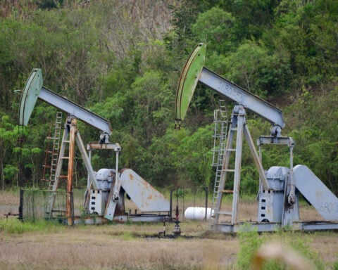 Oil rallies, sending dollar higher on expectations of higher US rates