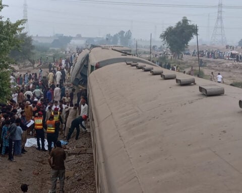 Passenger train derails in central Pakistan, killing at least 4 people and injuring 30