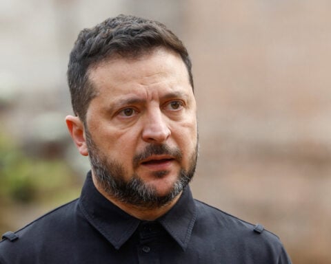 Zelenskiy seeks new talks with US envoys on ending Russia war
