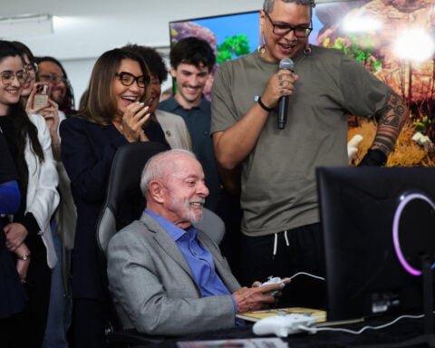 Flavio Bolsonaro slightly leads Lula in Brazil runoff, Quaest poll shows