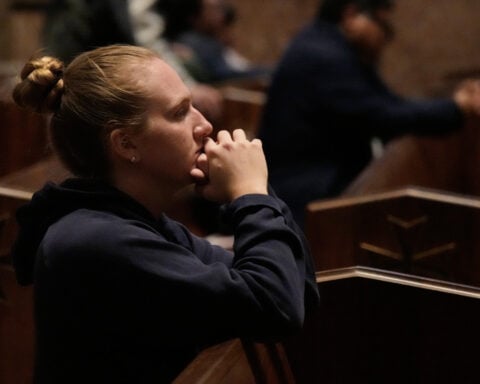Chicago Catholics rally for prayer in Pope Leo’s hometown after his lung cancer diagnosis