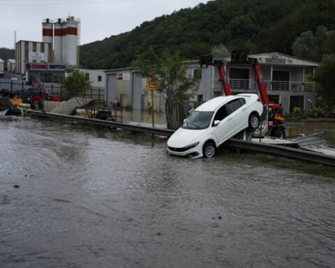 Heavy rain shuts down Istanbul, causing flooding and 3 deaths