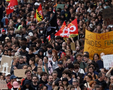 French soccer ethics body calls on fans to keep politics out of stadiums amid student protests