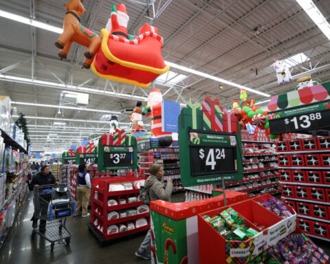 US holiday sales growth to speed up as shoppers stay resilient, NRF forecasts