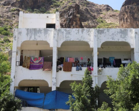 In Yemen's besieged Taiz, families take shelter as Houthis close in