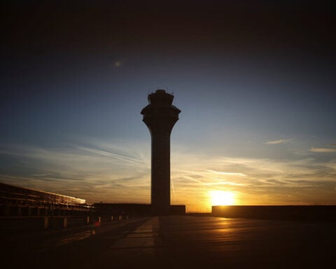 US air traffic controllers to get 2.8% pay raise under FAA deal