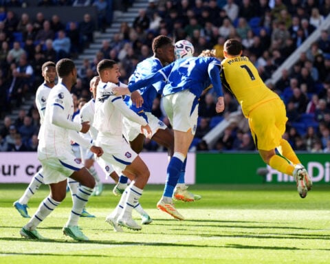 Chelsea goalkeeper Martinez says he'll be back playing in a few weeks after a head clash