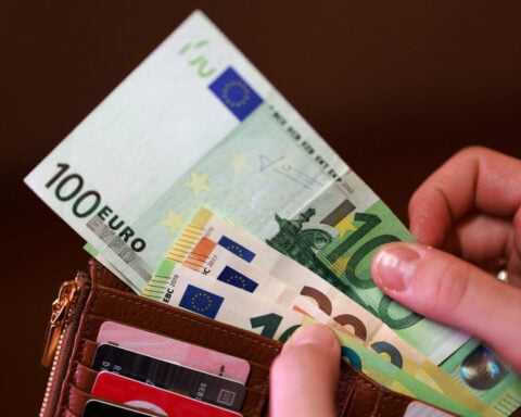 Euro dips on French turmoil, US dollar lifted as stocks rebound