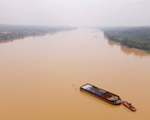 El Niño-powered drought leaves Indonesian palm farmers high and dry as river recedes