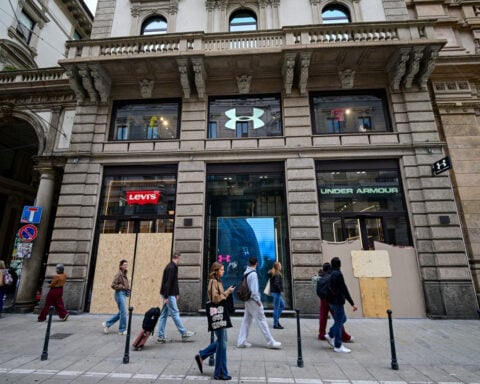 Milan luxury shops close for fear of further unrest, govt prepares new crackdown