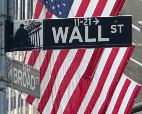 US stocks rise after companies deliver strong profits and oil prices retreat