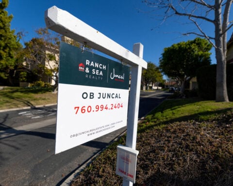 US single-family housing starts plunge; building permits hit 3-1/2-year low