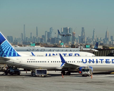 United Airlines forecasts fourth-quarter profit below estimates,  citing costly fuel