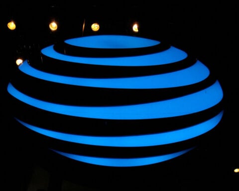 AT&T's fiber revenue per user to keep sliding as bundle discounts weigh