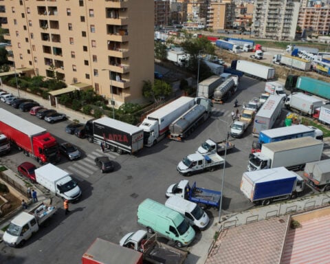 Italian retailers warn of food shortages caused by truck drivers' protest