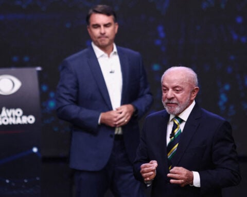 Bolsonaro's lead over Lula narrows ahead Brazil runoff, Quaest poll shows