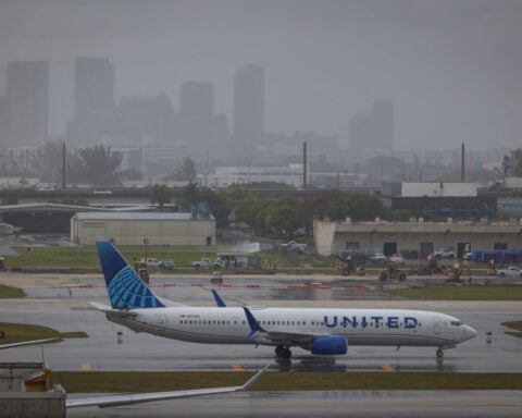 United Airlines sees elevated fuel costs through 2027, flags margin challenges