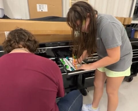 Oklahoma students build airplane through hands-on aviation program