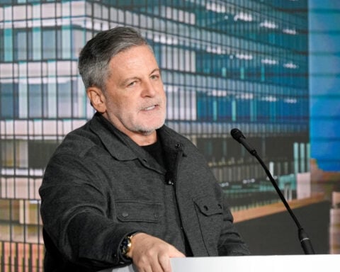 Dan Gilbert pledges $1 billion to redevelop Detroit's Renaissance Center