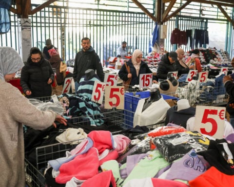 Euro zone consumer confidence falls to -17.9 in October