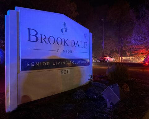 2 killed in fire that destroyed Mississippi senior living center