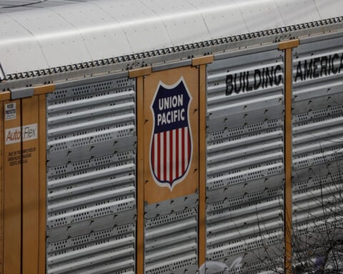 US railroads pull ahead as high fuel costs hit truckers harder