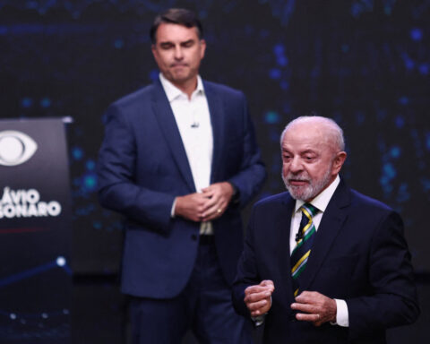 Flavio Bolsonaro and Lula about even ahead of Brazil runoff, Datafolha poll shows