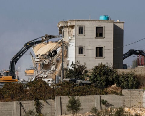 Palestinian gunmen kill two Israeli soldiers; Israel threatens new West Bank offensive