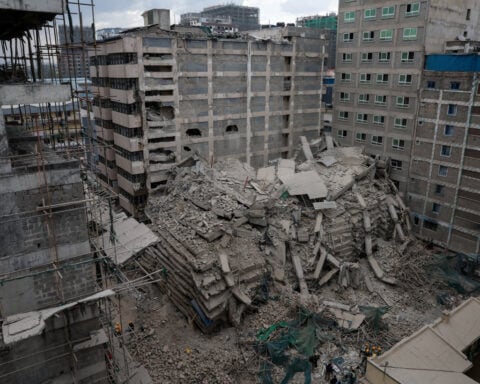 Building collapses in Kenyan capital, rescuers on the scene