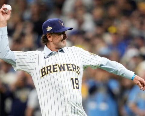 Robin Yount and Brewers' broadcast team pay tribute to Bob Uecker by borrowing from his wardrobe