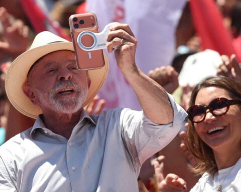 With his first smartphone, Lula seeks to catch up to Brazil's online generation