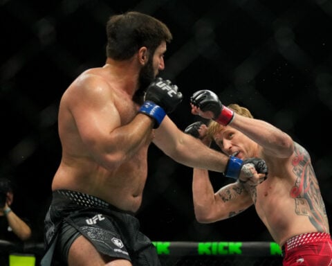Alexander Volkanovski stops Movsar Evloev in 2nd round to retain featherweight title at UFC 333