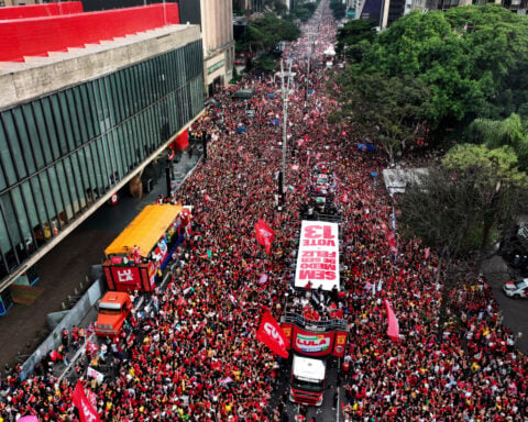 The Latest: Brazilians choose between Lula and Flávio Bolsonaro in presidential runoff