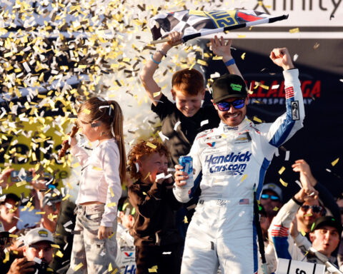 Kyle Larson extends Chase points lead with first NASCAR win at Talladega after last-lap scramble