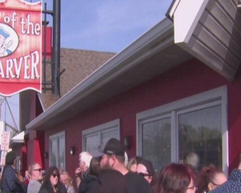 Patrons share fond memories of Royal Oak's Sign of the Beefcarver on its final day