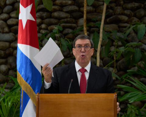 US and Cuban officials engage in a shouting match during a UN debate over the economic embargo