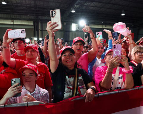 Trump promotes oil production in Texas, where Democrats dream of breakthrough 