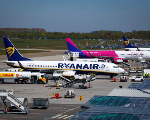 As Iran war drags on, airlines pull back on fuel hedges and warn on fares
