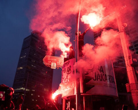 As forest fires rage, hundreds of Indonesian students protest government response