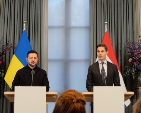 A ceasefire in a Ukrainian city is holding, officials say, as Moscow and Kyiv await US-led talks