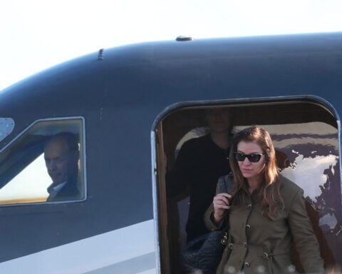 Defeated presidential candidate Flávio Bolsonaro and his family land in Miami after fleeing Brazil