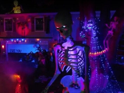 Iowa neighbors battle for gory glory in Halloween decorating contest
