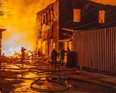 A ceasefire in a Ukrainian city is holding, officials say, as Moscow and Kyiv await US-led talks