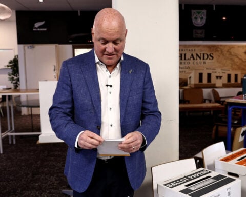Election polls in New Zealand continue to show no clear outcome