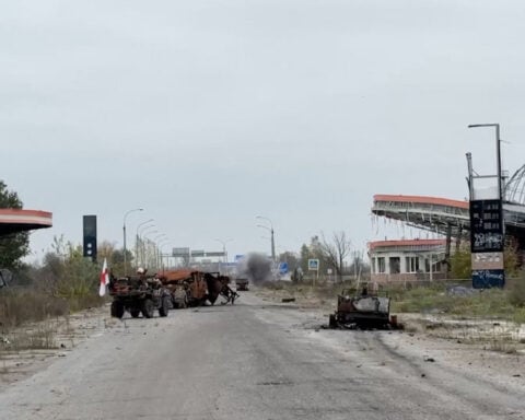 Aid convoy sets off for Russian-held town of Oleshky in Ukraine, Izvestia says