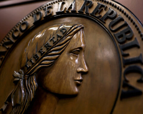 Colombia central bank holds rate, will shore up reserves with $2 billion