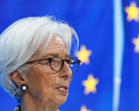 ECB survey sees higher inflation in coming quarters