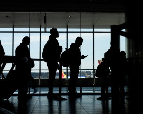 As US airlines deploy AI pricing tools, startups help travelers cash in on fare drops