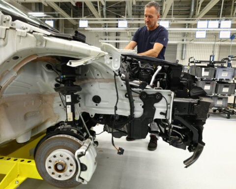 German inflation cools on fuel tax cut, economy grows more than expected in Q3